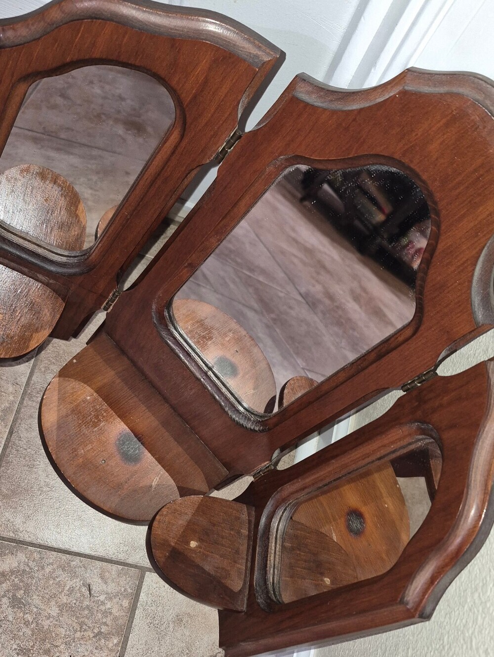 Vintage MCM Tri-fold Wooden Wall Sconce: Mirror & Mini Shelves - Picture 3 of 6